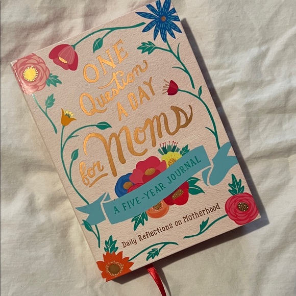 One Question a Day for Moms Journal - Pink and Gold - Picture 1 of 2